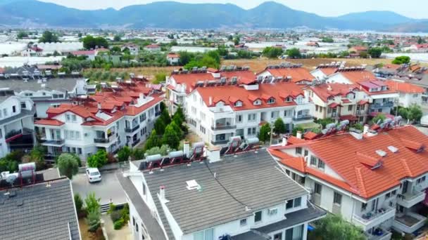 Ptasie Zbliżenie Fotowoltaicznych Paneli Słonecznych Dachu Domu Podmiejskiego Fethiye Turcja — Wideo stockowe
