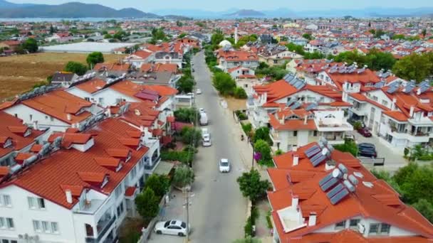 Külvárosi Ház Tetején Lévő Fotovoltaikus Napelemek Madárléptékű Közelsége Fethiye Törökország — Stock videók