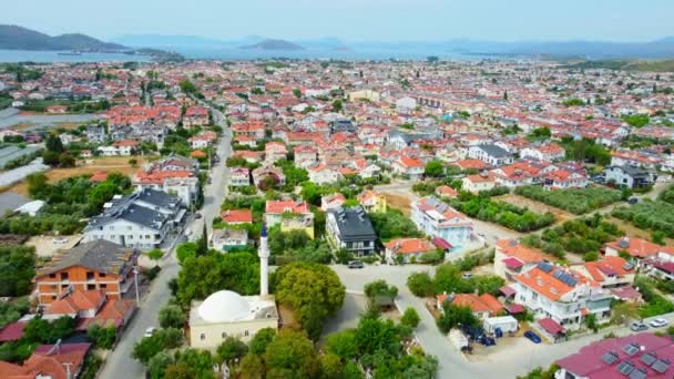 따뜻한 드론에 터키의 페티예의 도시의 지중해의 해안에 인기있는 리조트 관광지 — 비디오
