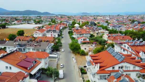 Külvárosi Ház Tetején Lévő Fotovoltaikus Napelemek Madárléptékű Közelsége Fethiye Törökország — Stock videók