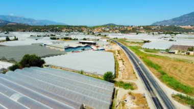 Manavgat, Antalya, Türkiye 'deki geniş sera manzarasının panoramik insansız hava aracı görüntüsü. Dembra Türkiye 'de yıl boyunca sebze yetiştirmek için seralar. Seralarda sebze yetiştirme kavramı