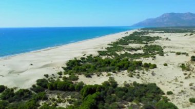 Antalya 'nın mavi denizi Kalkan ile güzel Patara kumlu plajı. Kumlu sahil üzerindeki insansız hava aracının kuş bakışı görüntüsü, Akdeniz kıyısı uzunluğu ve en uzun kumlu sahil.