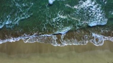 Yaz deniz manzarası, güzel dalgalar, güneşli bir günde mavi deniz suyu. İHA 'nın üst görüntüsü. Tropikal doğanın yüksekliğinden deniz manzarası. Kanat çırpan dalgaları ve kumsal kum konseptiyle güzel, parlak deniz.