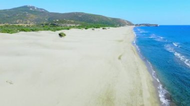 Antalya 'nın mavi denizi Kalkan ile güzel Patara kumlu plajı. Kumlu sahil üzerindeki insansız hava aracının kuş bakışı görüntüsü, Akdeniz kıyısı uzunluğu ve en uzun kumlu sahil.