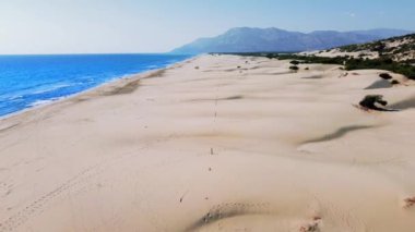 Antalya 'nın mavi denizi Kalkan ile güzel Patara kumlu plajı. Kumlu sahil üzerindeki insansız hava aracının kuş bakışı görüntüsü, Akdeniz kıyısı uzunluğu ve en uzun kumlu sahil.