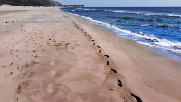 美丽的Patara沙滩 土耳其安塔利亚 Kalkan 无人驾驶飞行器沿着沙滩 地中海沿岸和最长沙滩飞行的鸟瞰景观 — 图库视频影像