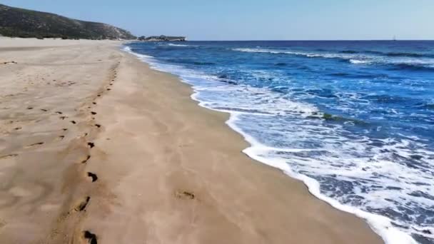 Летний Морской Пейзаж Красивые Волны Голубая Морская Вода Солнечный День — стоковое видео