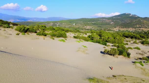 파타라 해변에 언덕을 여행자의 비디오 미디어 콘텐츠 터키요 언덕과 뜨거운 — 비디오