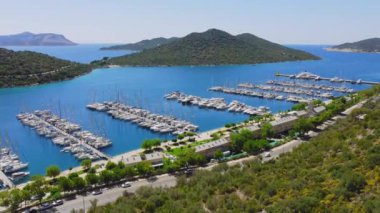 Limandaki birçok lüks tekne ve yatın en üst görüntüsü. Akdeniz, Kas, Antalya, Türkiye. Arka planda Kalkan 'da, Kas' ta, adalarda ve dağlarda büyüleyici tatiller görebilirsiniz..