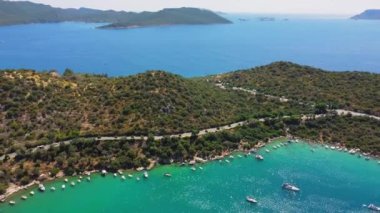 Limandaki birçok lüks tekne ve yatın en üst görüntüsü. Akdeniz, Kas, Antalya, Türkiye. Arka planda Kalkan 'da, Kas' ta, adalarda ve dağlarda büyüleyici tatiller görebilirsiniz..