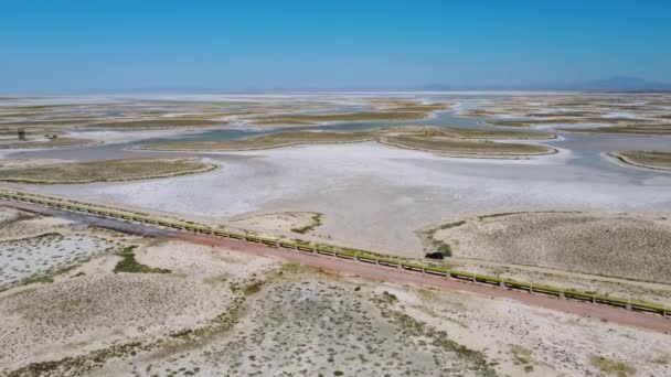 Drone Pohled Auto Pohybující Silnici Mrtvé Slané Jezero Tuz Turecku — Stock video
