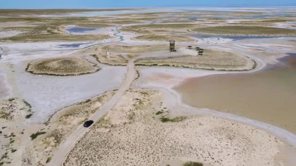 俯瞰土耳其图兹湖死亡盐湖上的汽车在路上行驶的情景 风景就像在月球或火星上 所有的东西都被盐晒干了 在工厂或工厂开采加工的食盐 — 图库视频影像