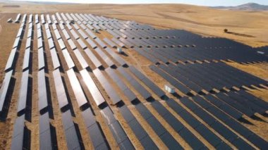 Güneş paneli hava görüntüsü. Gökyüzünden fotovoltaik paneller çiftliği, yenilenebilir güneş enerjisi için çapraz sıralar. Karbon ayak izi kavramının azaltılması, gelecek için temiz yeşil enerji.