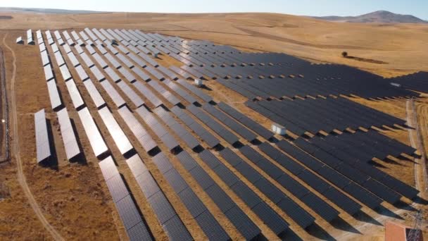 太阳能电池板排空中视图 光伏面板农场从天空 对角线排可再生能源 减少碳足迹概念 为未来提供清洁绿色能源 — 图库视频影像