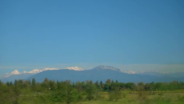 Cielo Azul Montañas Vistas Desde Ventana Lateral Del Coche Mientras — Vídeo de stock