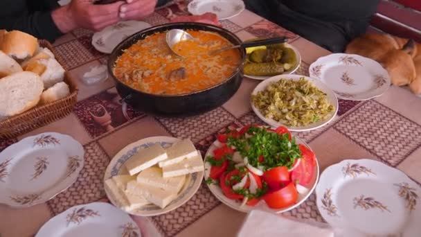 Widok Góry Gruzińskiej Kuchni Drewniany Stół Tradycyjna Kuchnia Gruzińska Jedzenie — Wideo stockowe