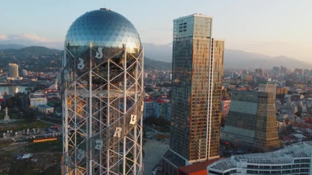 Luchtfotografie Van Vliegende Drone Van Alfabet Tower Dijk Batumi Georgia — Stockvideo