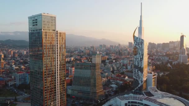 Luchtfotografie Van Vliegende Drone Van Alfabet Tower Dijk Batumi Georgia — Stockvideo