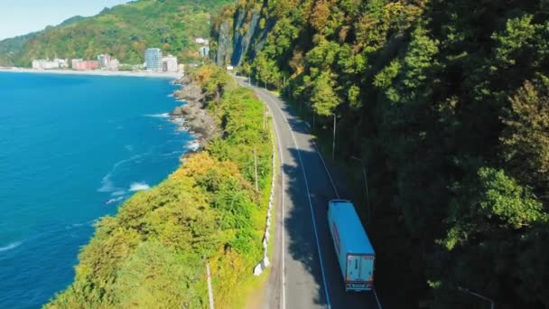 Drone Vista Camión Carretera Montaña Con Cielo Azul Mar Fondo — Vídeos de Stock