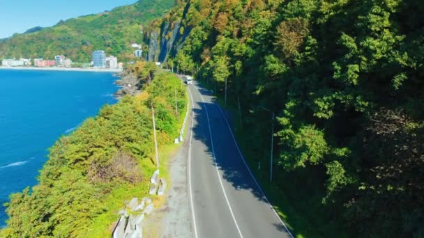 Drone Vista Camión Carretera Montaña Con Cielo Azul Mar Fondo — Vídeo de stock