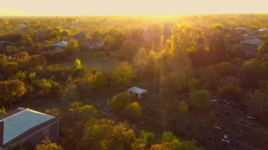Gürcistan 'daki İHA hava köyünün panoramik görüntüsü. Kafkasya Dağları 'nın arka planındaki ortaçağ taş kuleleri, Gürcü köyünün sonbahar doğal manzarası tarım arazisi ve şarap üretimi.