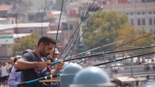 Станбул Турция Сентября 2023 Рыбаки Галатском Мосту Ловят Рыбу Фоне — стоковое видео