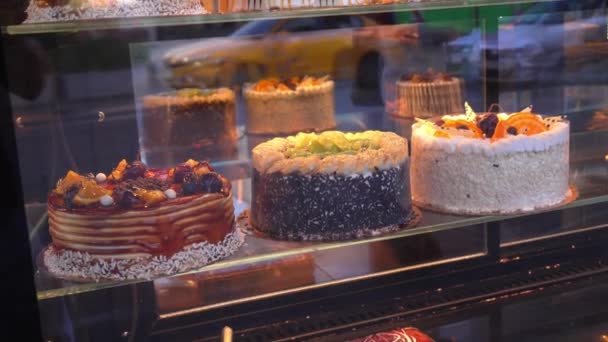 Glaskonditorei Vitrine Mit Auswahl Sahnetorte Oder Obstkuchen Vielzahl Von Kuchen — Stockvideo