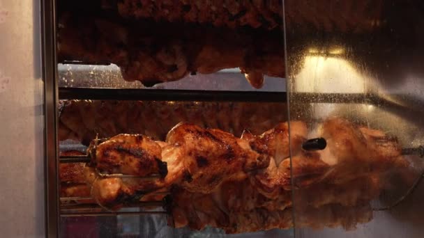 旋转美味的烤肉鸡土耳其 街头食品市场摊位上的鸡肉烹调 它们是脆的 油炸的 在多个绞架上相互交错 直到它们准备好出售 — 图库视频影像