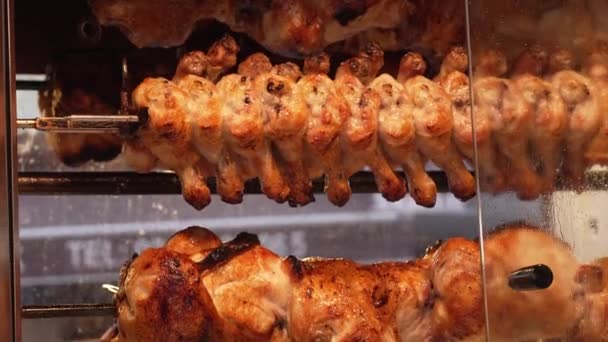 Rotación Delicioso Asado Pollo Pavo Cocinar Pollo Puesto Del Mercado — Vídeos de Stock