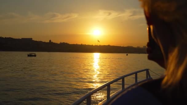 Kreuzfahrtschiff Urlauberin Genießt Den Sonnenuntergang Auf Dem Meer Elegante Glückliche — Stockvideo