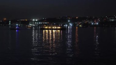 İstanbul 'un gece manzarası. Galata Kulesi Boğaz Köprüsü, Marmara Denizi. Şehir feribotu. İstanbul 'un renkli manzarası.
