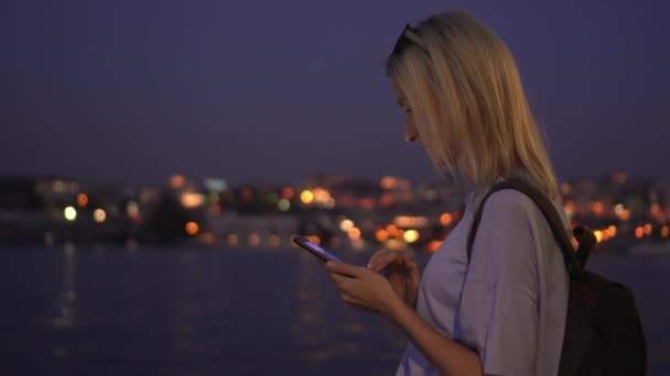 Gyönyörű Fiatal Néz Smartphone Álló Éjszakai Város Utcájában Egy Portréja — Stock videók