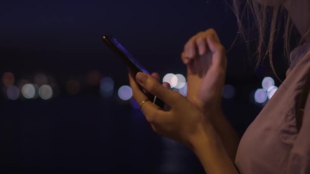 Bella Giovane Donna Guardando Smartphone Piedi Sulla Strada Della Città — Video Stock