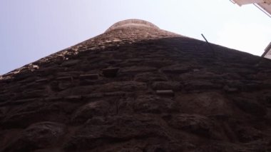 İstanbul 'un Galata Kulesi yakınlarındaki Türk caddesi daraldı. Eski dar sokaktan Galata Kulesi 'nin manzarası. İstanbul dünyada popüler bir turizm beldesi.