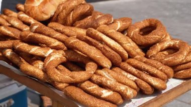 Bir yığın Türk maymunu. Sokakta taze simit. Türk susamlı simit. Popüler Türk sokak yemekleri simit. Simit arkaplan, kenar görünüm