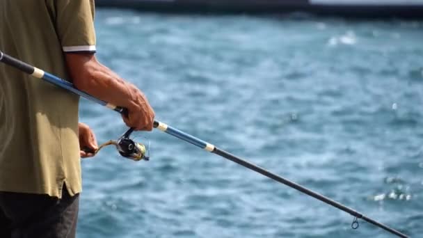 川で釣り 川岸で釣り棒を持った漁師 漁師はウルプ計画で魚の手を捕まえ 漁師は夜明けに魚を捕まえる 釣り趣味のバケーションコンセプト — ストック動画