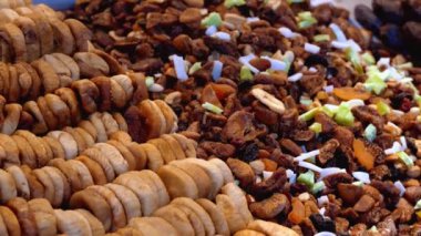 İstanbul 'daki Grand Bazaar' da çeşitli kurumuş meyvelerle tezgah, yerel sokak pazarlarının Türkiye Renkleri. Market, kuru meyve, sokak pazarı..