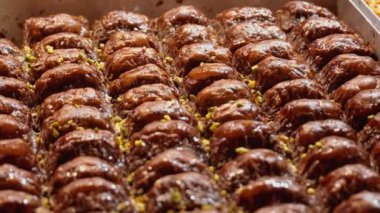 Pasta dükkanının vitrininde kremalı pasta ya da pastanede kremalı pasta çeşitliliği olan bir vitrin. Böğürtlenli tatlı hamur işleri. Şekerleme Gösterisi.