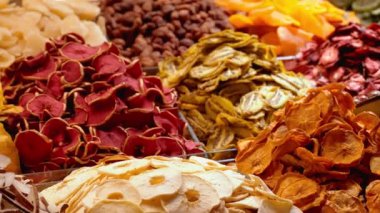 İstanbul 'daki Grand Bazaar' da çeşitli kurumuş meyvelerle tezgah, yerel sokak pazarlarının Türkiye Renkleri. Market, kuru meyve, sokak pazarı..