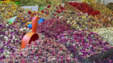Markette Arap Baharatları. İstanbul 'da Mısır baharat pazarında kullanılan Türk mutfağında kullanılan farklı renk ve lezzet yığınları üzerinde seçici bulanıklık, Türkiye' de Misir Carsisi olarak adlandırılıyor..