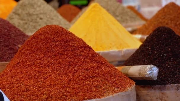 Arab Fűszerek Piacon Szelektív Elmosódás Különböző Színű Ízű Fűszerek Kupacain — Stock videók