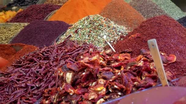 Arabische Specerijen Markt Selectieve Vervaging Stapels Kruiden Van Verschillende Kleuren — Stockvideo