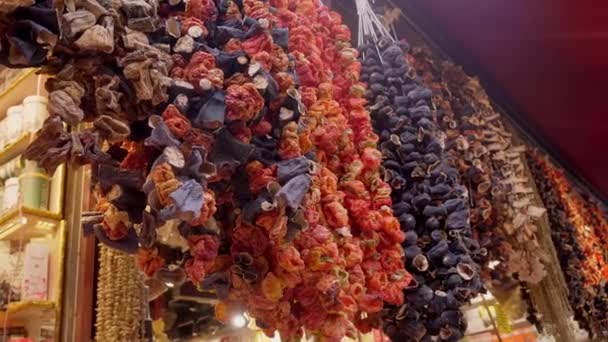 イスタンブールのグランドバザール トルコのローカルストリートマーケットの色でさまざまなドライフルーツとストール 食料品店 ドライフルーツ ストリートマーケット — ストック動画