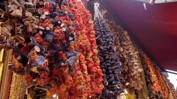 Stanbul Daki Grand Bazaar Çeşitli Kurumuş Meyvelerle Tezgah Yerel Sokak — Stok video
