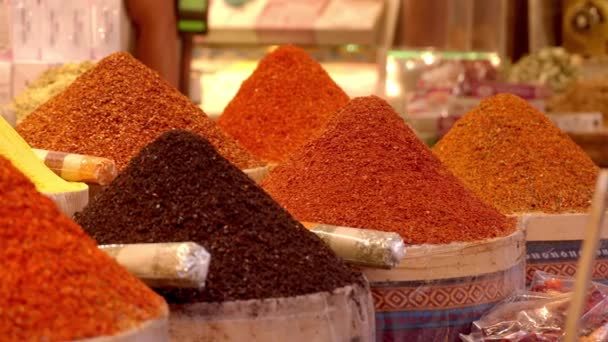 Spezie Arabe Nel Mercato Sfocatura Selettiva Mucchi Spezie Diversi Colori — Video Stock