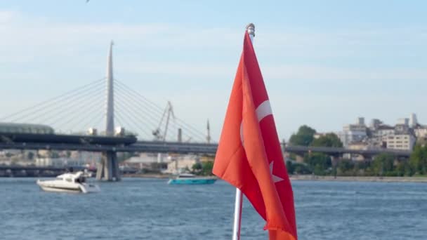 Bandera Turca Parte Posterior Del Barco Estrecho Del Bósforo Estambul — Vídeo de stock