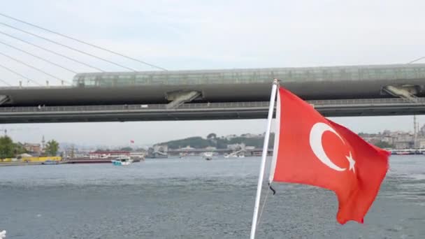 Bandiera Turca Sul Retro Della Barca Nello Stretto Del Bosforo — Video Stock