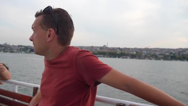 クルーズ船の休暇 海を旅しながら日没を楽しむ男 トルコのイスタンブールで ボスポラスを眺めている デッキに思慮深く休んでいる幸せな男 — ストック動画