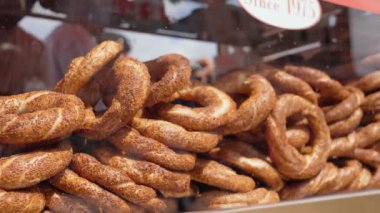 Bir yığın Türk maymunu. Sokakta taze simit. Türk susamlı simit. Popüler Türk sokak yemekleri simit. Simit arkaplan, kenar görünüm