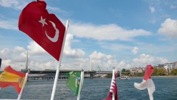 Bandiera Turca Sul Retro Della Barca Nello Stretto Del Bosforo — Video Stock